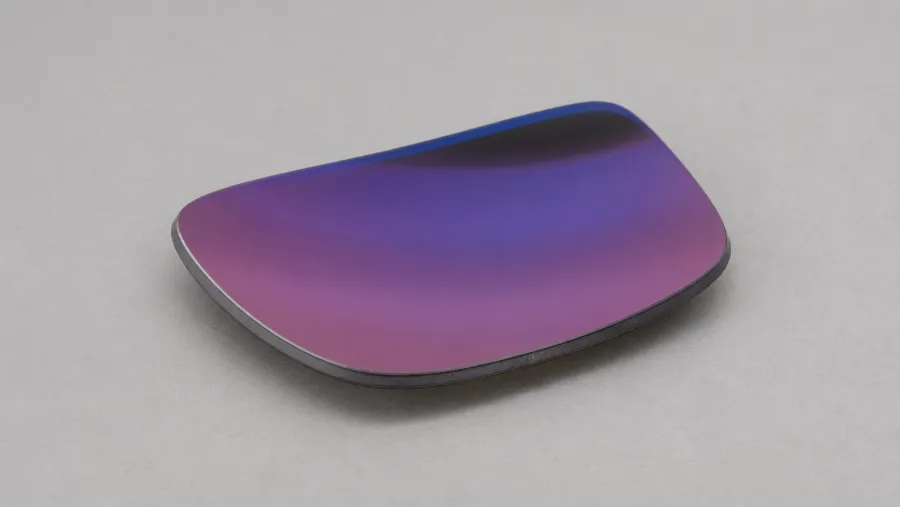 Lente con tratamiento antirreflejante: solo queda un reflejo suave azul y violeta