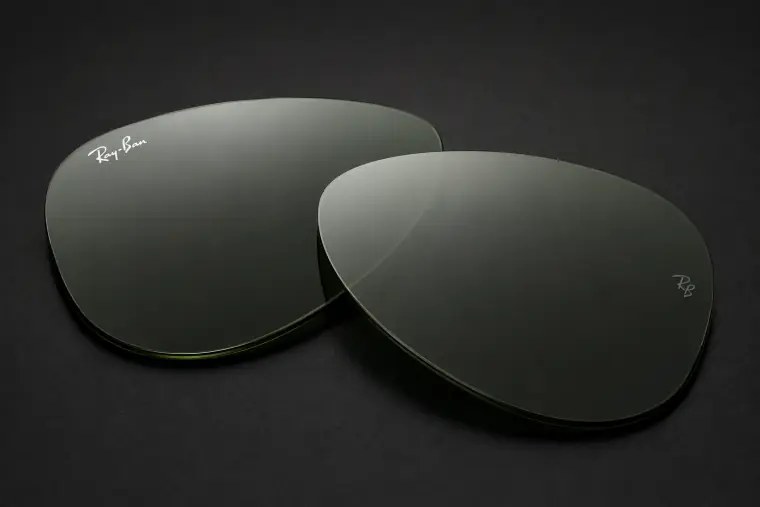 Lentes originales con logotipo Ray-Ban y grabado RB