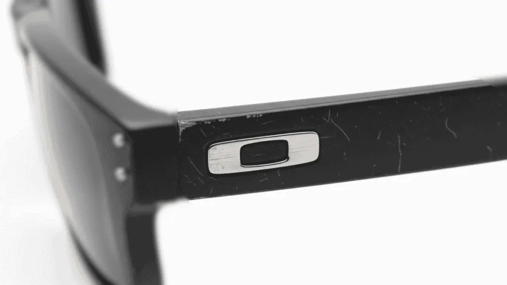 Gafas Oakley OO9102 con varilla desgastada y rayada