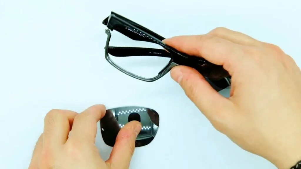 Cambiar lentes Oakley TwoFace OO9189: montura con el aro vacío y el cristal desmontado